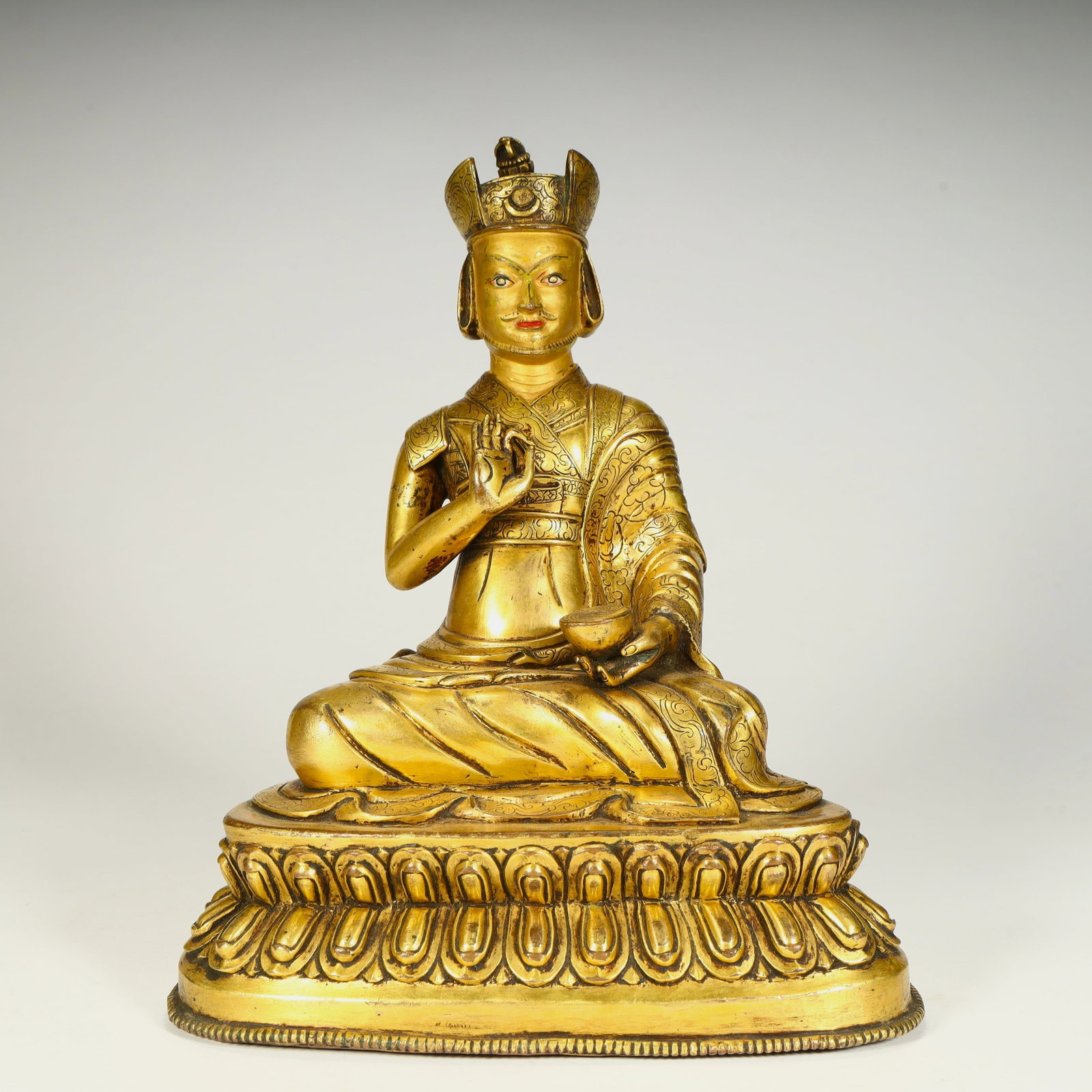 A beautiful Qing Dynasty gilded bronze seated statue of the Bodhisattva Lotus: A seated statue of Bodhisattva Lotus in the Qing Dynasty SIZE: H: 24cm L: 18cm W: 13.5cm W: 2.7kg (The Dimensions Of All Batches Are Manually Measured.If You Need More Detailed Information, Please Con