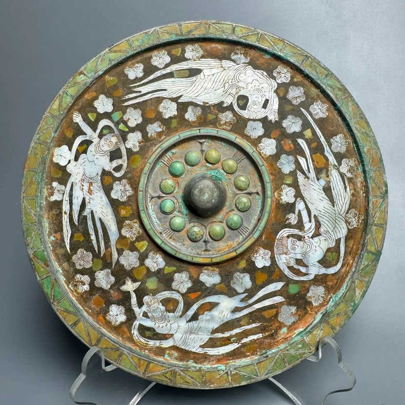 A beautiful Han Dynasty bronze mirror with four fairy maidens inlaid in shells (1 of 9)
