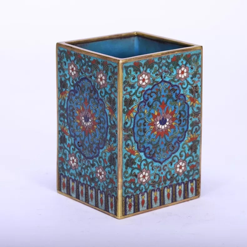 A fine Qing Dynasty copper gilt cloisonne cloisonne enamel with entwined lotus pattern square pen: Qing Dynasty copper gilt cloisonne cloisonne enamel with entwined lotus pattern square brush pot SIZE: L:8cm W:8cm H:12cm (The Dimensions Of All Batches Are Manually Measured.If You Need More Detailed