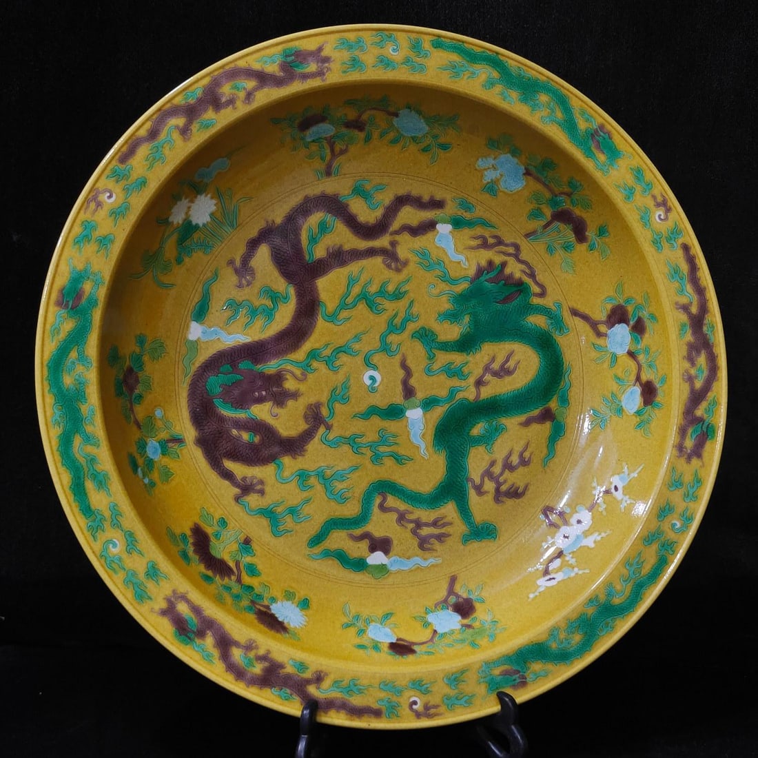 A fine Qing Dynasty plain three-color painting of two dragons playing with a pearl (1 of 9)