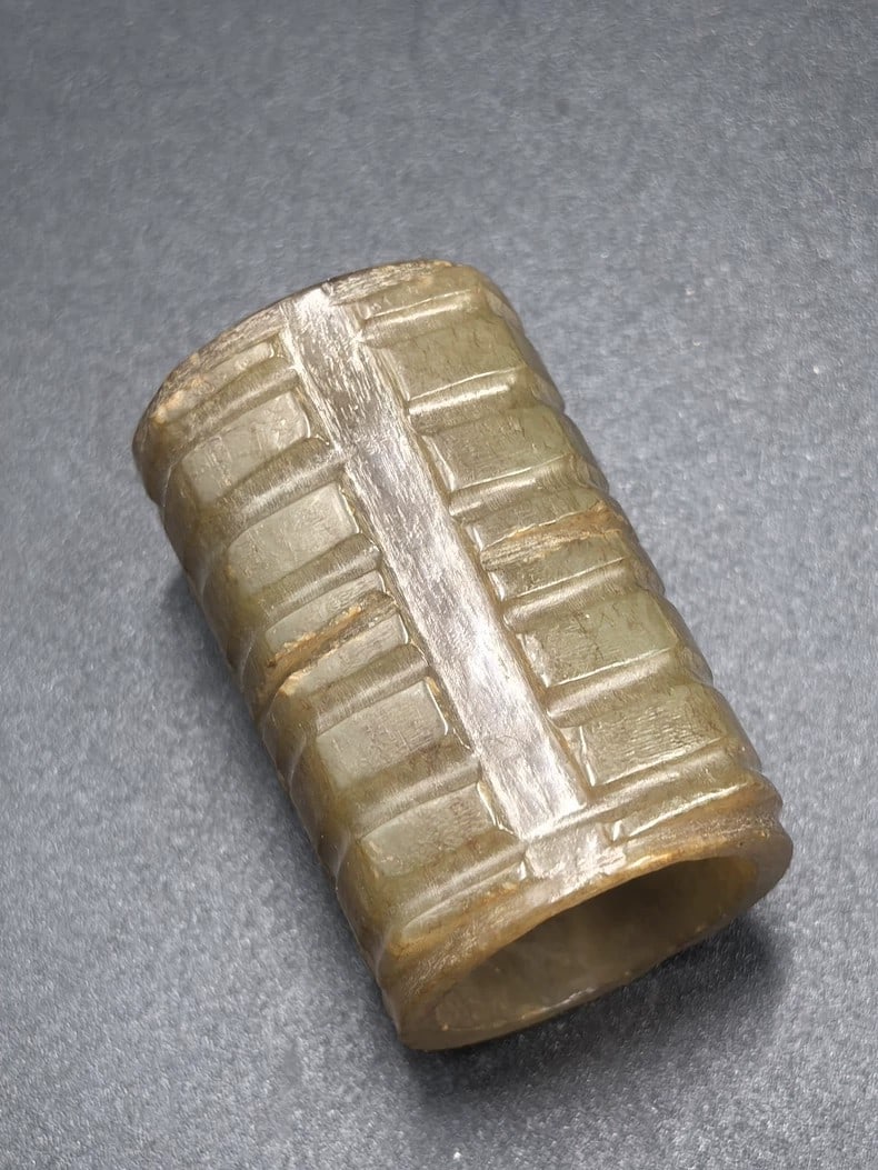 A beautiful Ming Dynasty jade cong strap - 2