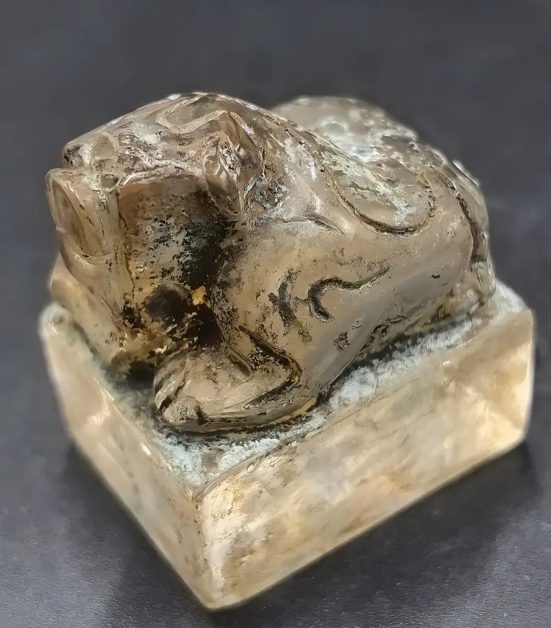 A fine Han Dynasty crystal turtle-shaped seal: Han Dynasty crystal turtle-shaped knob seal SIZE: 4cm (The Dimensions Of All Batches Are Manually Measured.If You Need More Detailed Information, Please Contact Our Customer Service Before Bidding.)