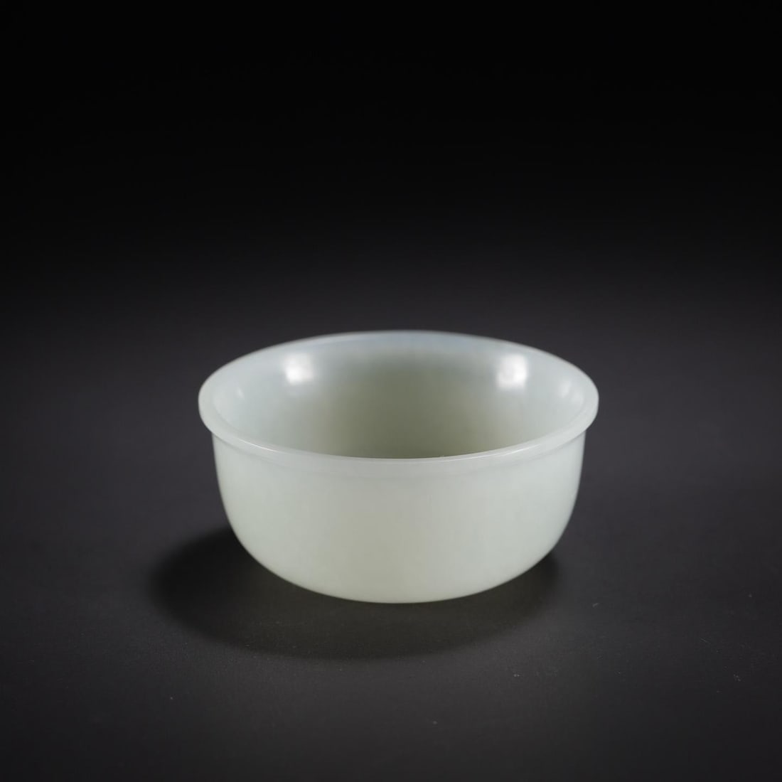 A fine Qing Dynasty Hetian jade cup: Qing Dynasty Hetian jade cup SIZE: 6.0x2.8 cm W:45.6g (The Dimensions Of All Batches Are Manually Measured.If You Need More Detailed Information, Please Contact Our Customer Service Before Bidding.)