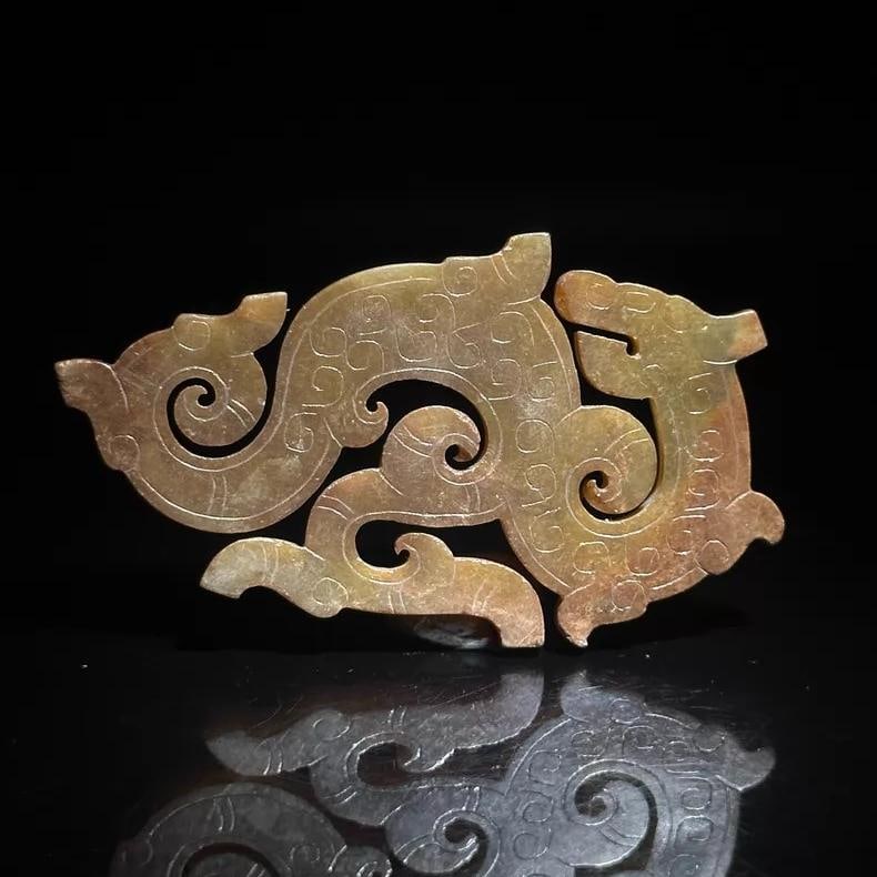 A beautiful ancient Han dynasty jade dragon-shaped pendant: An ancient jade dragon-shaped pendant from the Han dynasty SIZE: Approximately 20.5cm (The Dimensions Of All Batches Are Manually Measured.If You Need More Detailed Information, Please Contact Our Cus