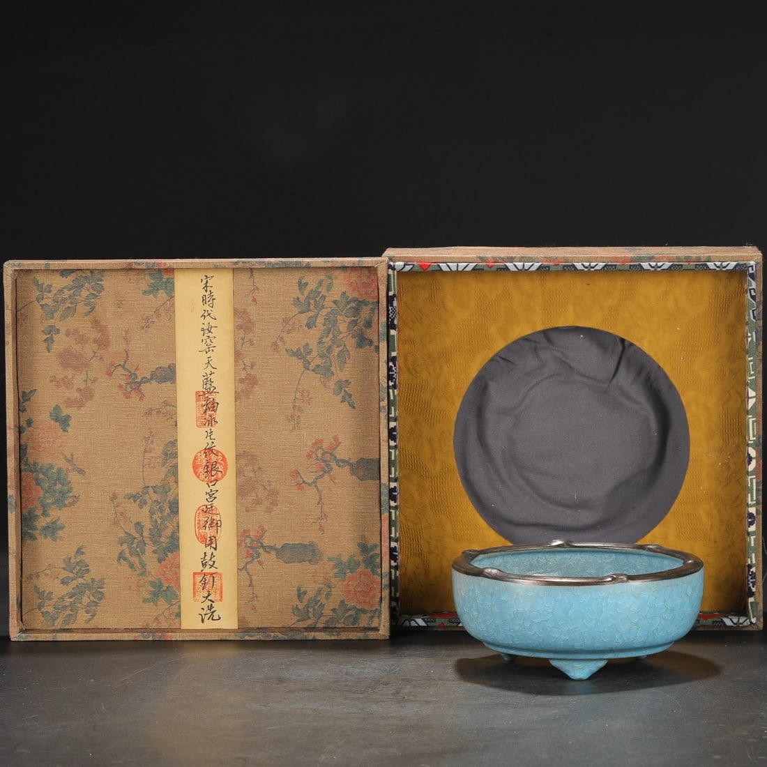 A fine Northern Song Ru kiln sky-blue glaze with borneol pattern silver-rimmed palace drum nails (1 of 9)