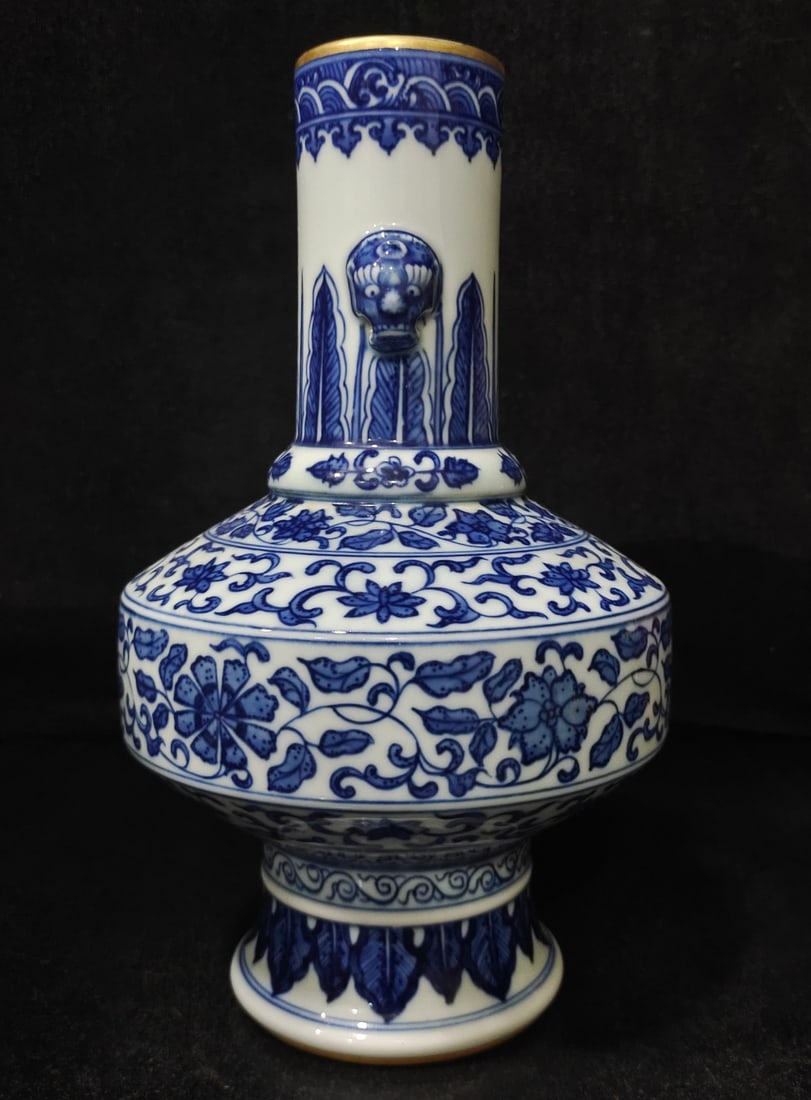 A beautiful Qing Dynasty blue-and-white double-handled flat-bellied lotus vase: Qing Dynasty blue-and-white twin-branch lotus double-handled flat-bellied vase SIZE: H:23cm W:13cm D:W:5cm (The Dimensions Of All Batches Are Manually Measured.If You Need More Detailed Information, P