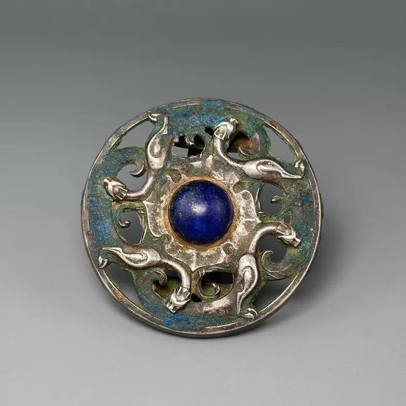 A fine Tang dynasty pure silver piece with gemstone belt buckle: Tang dynasty pure silver pieces with gemstone-inlaid belt buckles SIZE: D:6.7cm H:1.6cm W:85g (The Dimensions Of All Batches Are Manually Measured.If You Need More Detailed Information, Please Contact