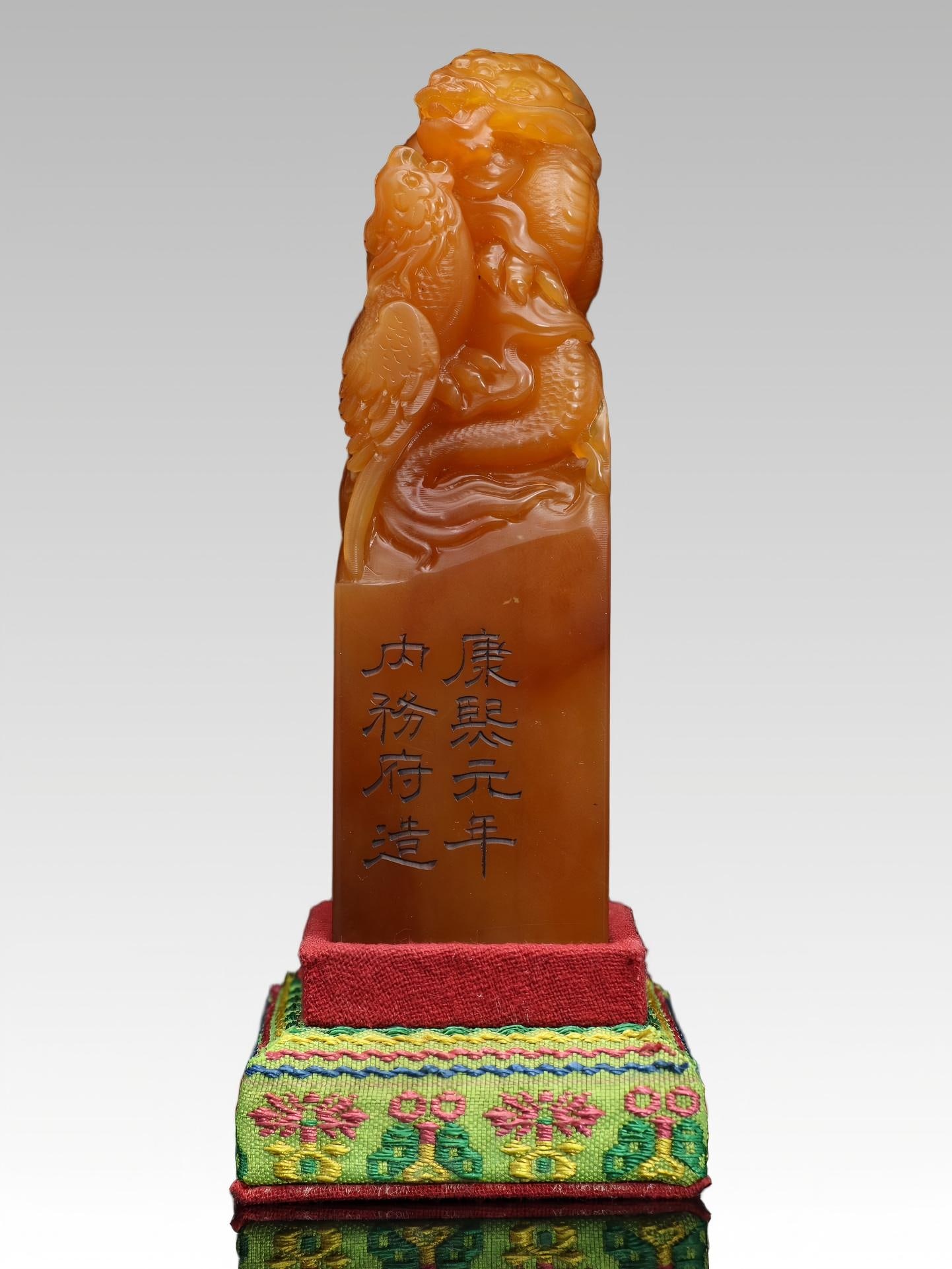 A fine Qing Dynasty Tianhuang stone dragon seal ornament: Qing Dynasty Tianhuang stone carved dragon seal ornament SIZE: 10.6x3x3cm W:226g (The Dimensions Of All Batches Are Manually Measured.If You Need More Detailed Information, Please Contact Our Customer