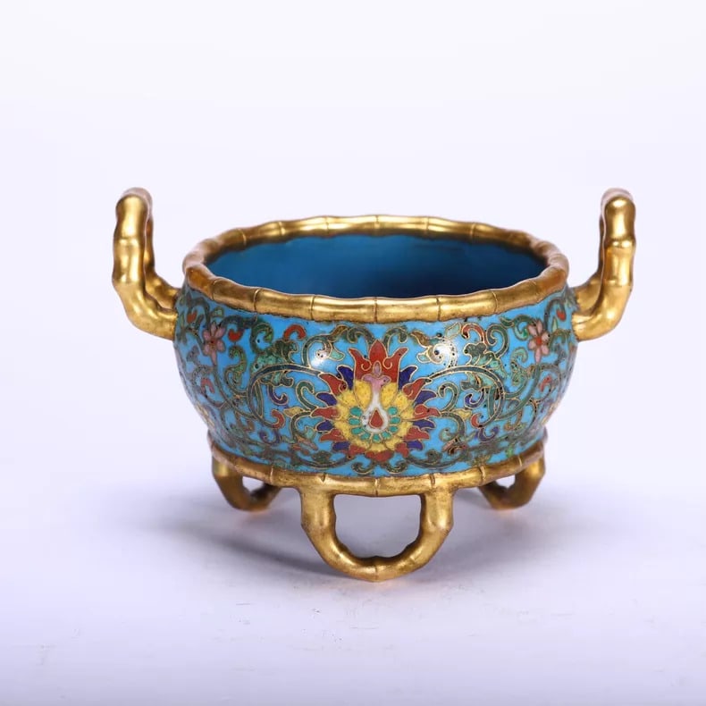 A fine Qing Dynasty bronze gilt cloisonne cloisonne enamel bamboo joint pattern floral three-legged: Qing Dynasty bronze gilt cloisonne cloisonne enamel bamboo joint pattern floral three-legged censer SIZE: L:11cm W:8.5cm H:7.6cm (The Dimensions Of All Batches Are Manually Measured.If You Need More D