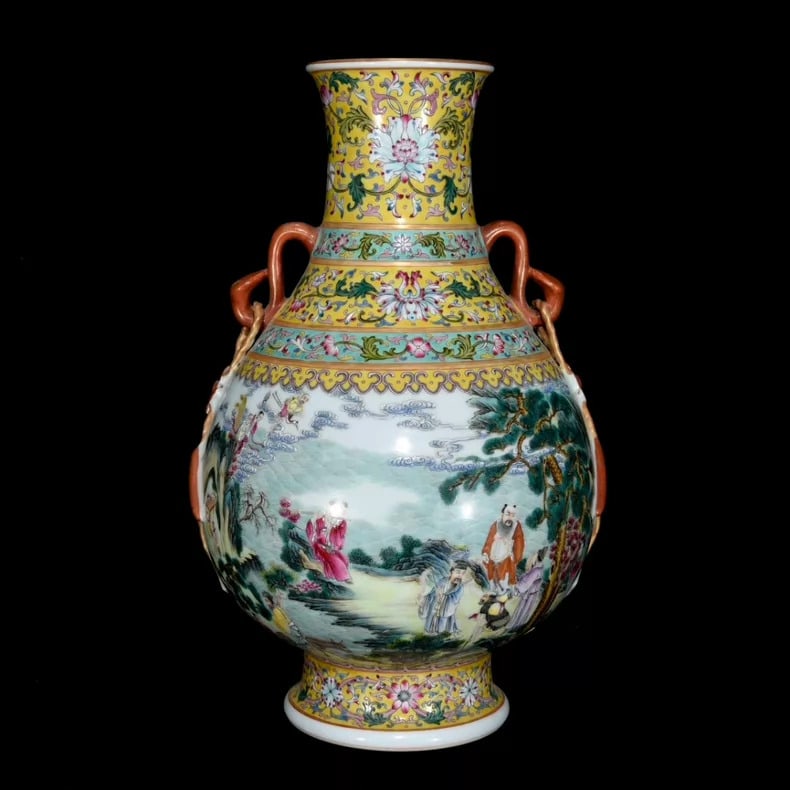 A beautiful Qing Dynasty Qianlong famille rose ruyi ear vase with story motifs of figures: Qing Dynasty Qianlong famille rose ruyi ear vase with story motifs SIZE: 39x25cm (The Dimensions Of All Batches Are Manually Measured.If You Need More Detailed Information, Please Contact Our Customer