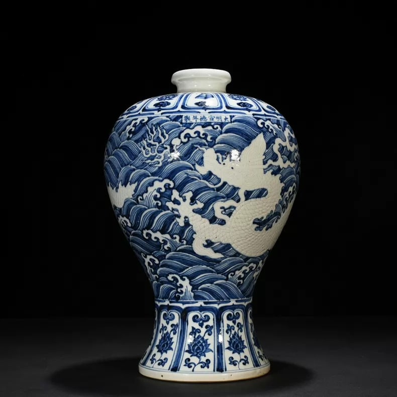A fine Ming Dynasty Xuande blue-and-white conical arch dragon-patterned waist-waisted plum vase: Ming Dynasty Xuande blue-and-white tapered tapered plum vase with conical arch dragon patterns SIZE: 40x25cm (The Dimensions Of All Batches Are Manually Measured.If You Need More Detailed Information,