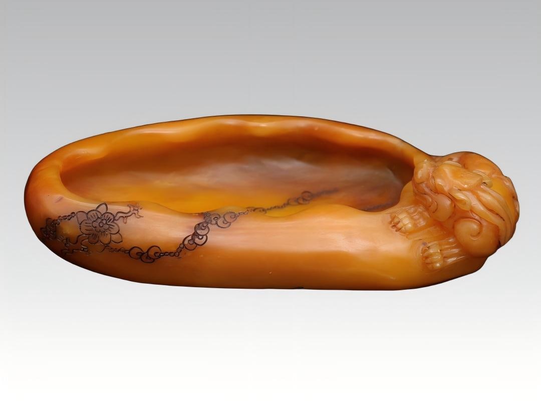 A fine Qing Dynasty fine Tianhuang stone brush washer carved with auspicious beasts: A fine Qing Dynasty Tianhuang stone brush washer carved with auspicious beasts SIZE: 16x9x5cm W:468g (The Dimensions Of All Batches Are Manually Measured.If You Need More Detailed Information, Please 