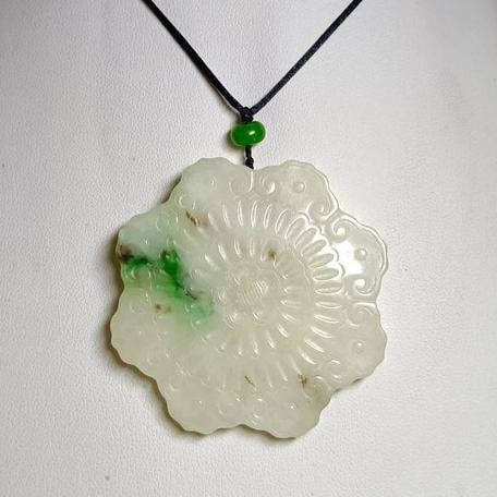 A beautiful Qing Dynasty jadeite jade pendant with a white lining, floating sun, and flower-shaped: Qing dynasty jadeite jade pendant shaped like a white lining, green sun, and sun SIZE: 5.1x0.5 cm W:26g (The Dimensions Of All Batches Are Manually Measured.If You Need More Detailed Information, Plea
