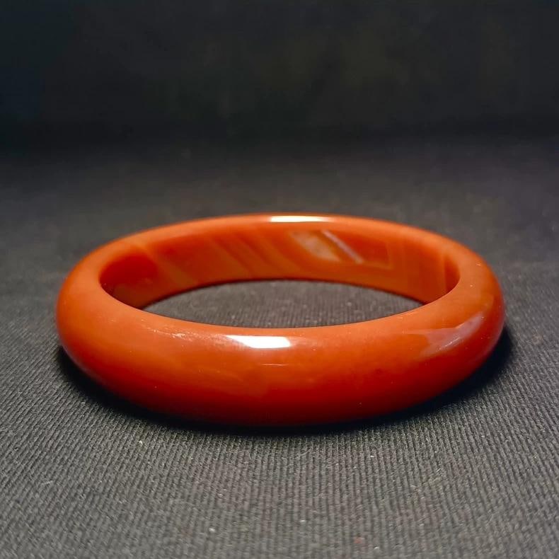 A beautiful Qing Dynasty southern red agate with full-flesh persimmon red bracelet: Qing Dynasty southern red agate full-flesh persimmon red bracelet SIZE: Inner D: 5.9 cm, Strip W: 1.4x0.9 cm, W: 46g (The Dimensions Of All Batches Are Manually Measured.If You Need More Detailed Info