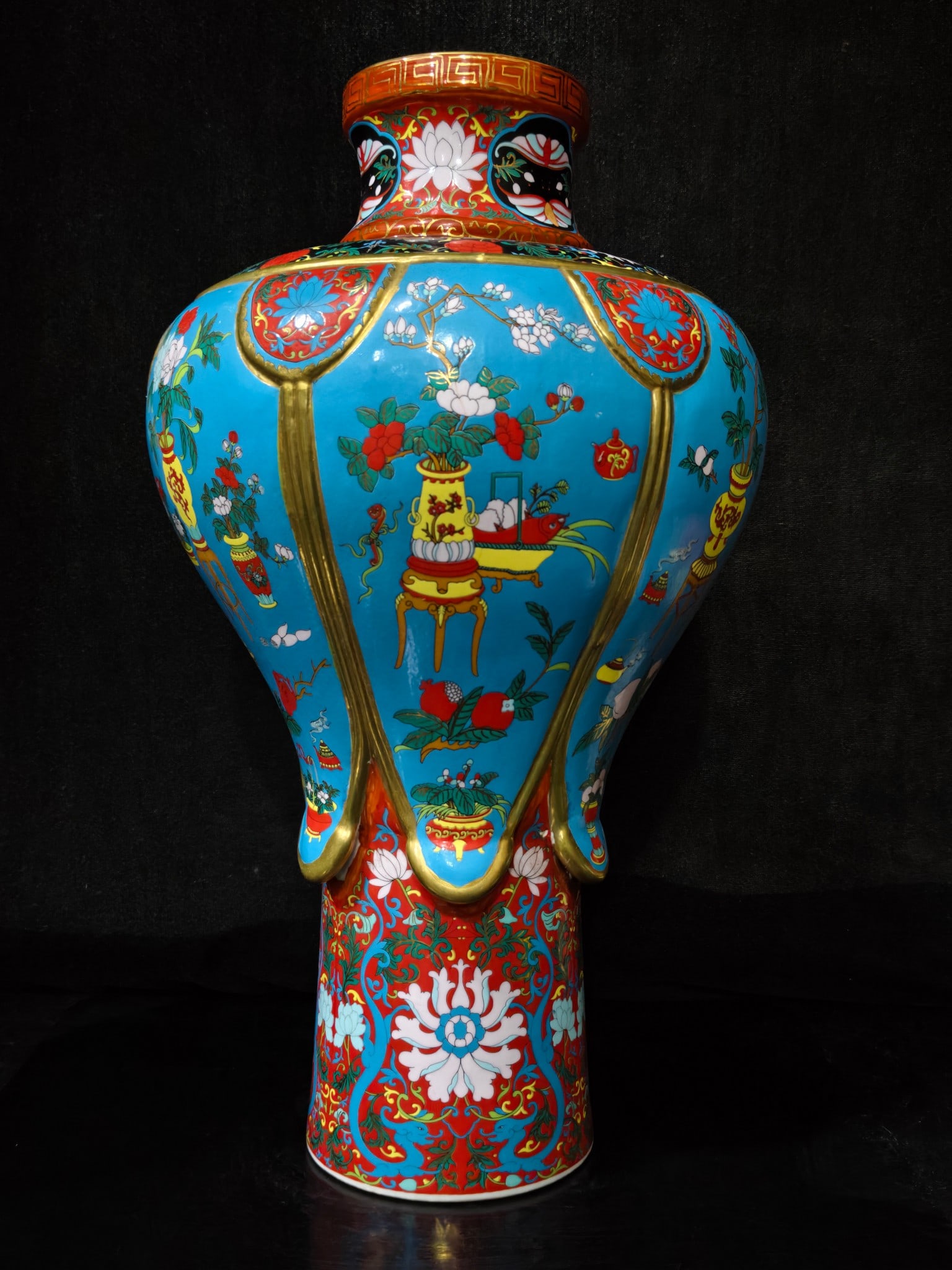 A fine Qing Dynasty official kiln cloisonne blue flower plum vase: Qing Dynasty official kiln Jingtai blue flower plum vase SIZE: H:45cm Belly W:26cm D:10cm (The Dimensions Of All Batches Are Manually Measured.If You Need More Detailed Information, Please Contact Our