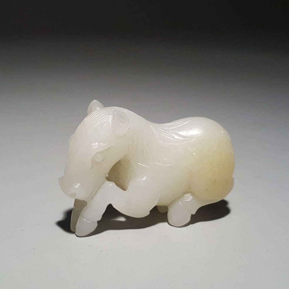 A fine Qing Dynasty Hetian jade horse: Qing Dynasty Hetian Jade Horse SIZE: 4.4x2.9x1.5cm W:25g (The Dimensions Of All Batches Are Manually Measured.If You Need More Detailed Information, Please Contact Our Customer Service Before