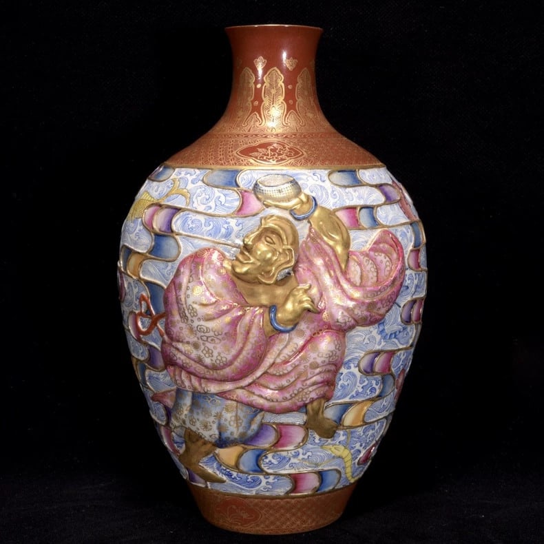 A fine Qing Dynasty Qian-gilt high-carved Arhat vase: Qing Dynasty Qian-gilt high-carving Arhat vase SIZE: 23x16cm (The Dimensions Of All Batches Are Manually Measured.If You Need More Detailed Information, Please Contact Our Customer Service Before