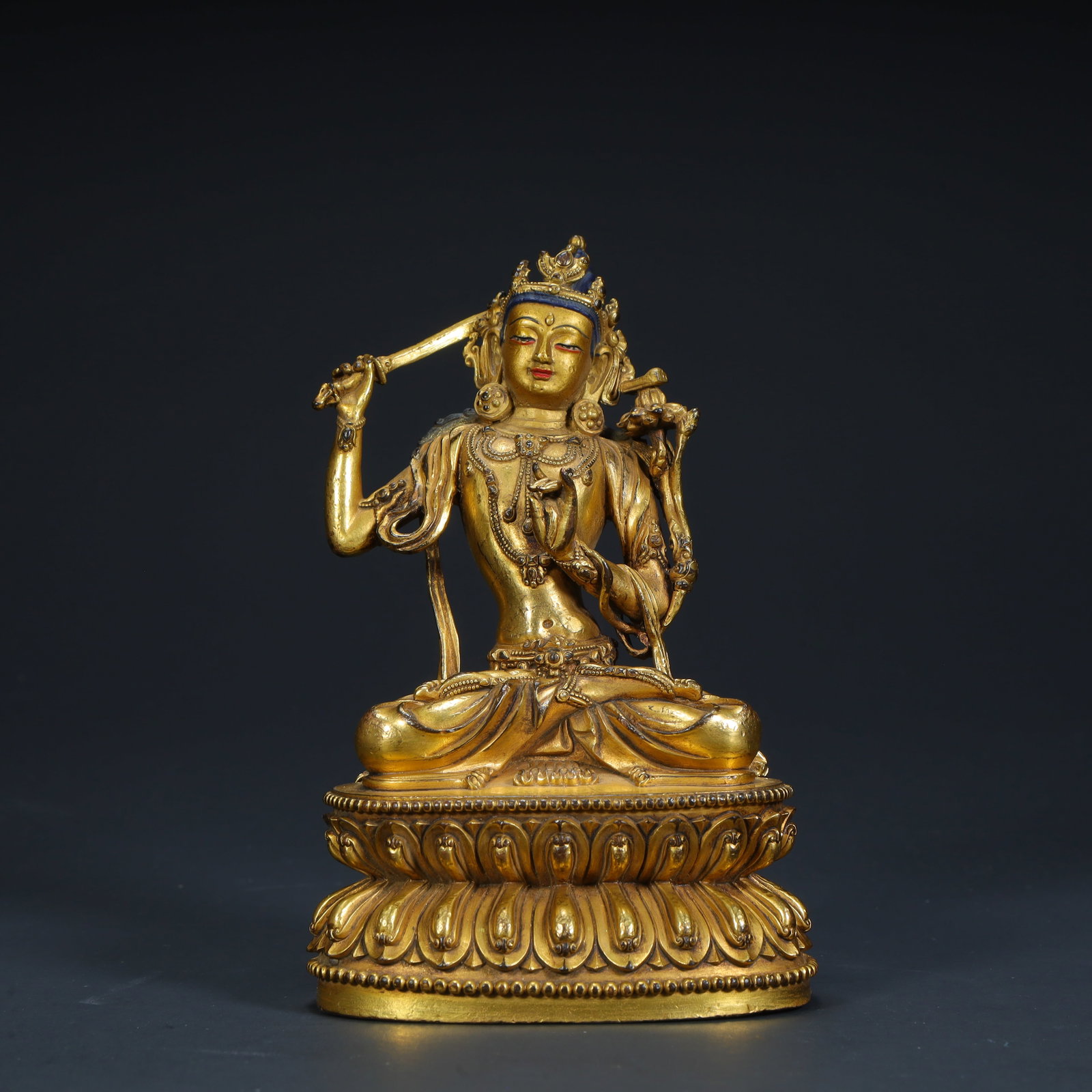 A fine Ming Dynasty gilt bronze statue of Manjushri Bodhisattva: A gilt bronze statue of Manjushri Bodhisattva from the Ming DynastyH: 14cm L: 9cm W: 6cm W: 720g (The Dimensions Of All Batches Are Manually Measured.If You Need More Detailed Information, Please
