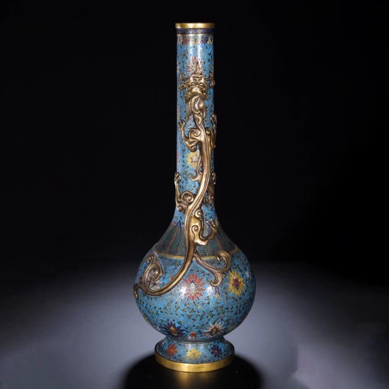 A beautiful Qing Dynasty cloisonne coiled dragon vase: Qing Dynasty Cloisonne Panlong Vase SIZE: D:16.5cm H:46cm (The Dimensions Of All Batches Are Manually Measured.If You Need More Detailed Information, Please Contact Our Customer Service Before