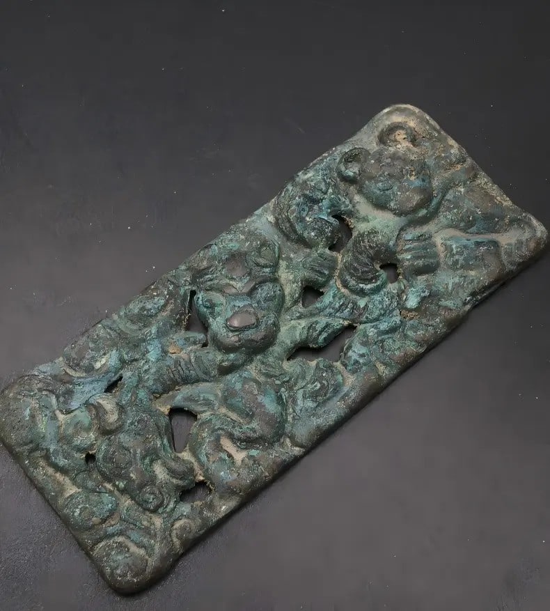 A beautiful Warring States period bronze beast-face pattern plaque ornament: Warring States Period bronze beast-face pattern plaque SIZE: Approximately 12cm (The Dimensions Of All Batches Are Manually Measured.If You Need More Detailed Information, Please Contact Our Customer