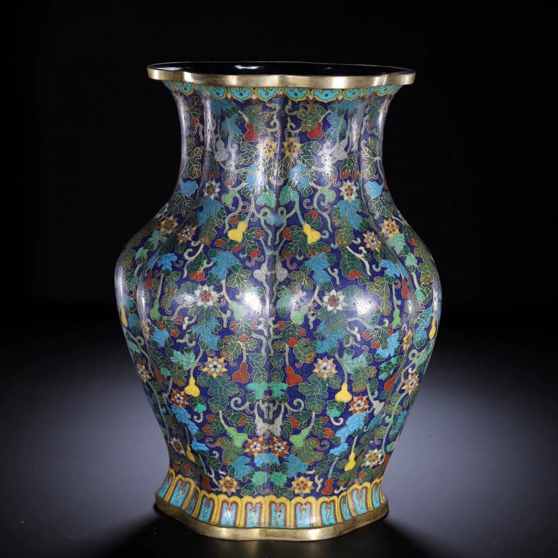 A fine Qing Dynasty cloisonne vase: Qing Dynasty cloisonne vase SIZE: L:19 cm W:10.5 cm H:26.5cm (The Dimensions Of All Batches Are Manually Measured.If You Need More Detailed Information, Please Contact Our Customer Service Before