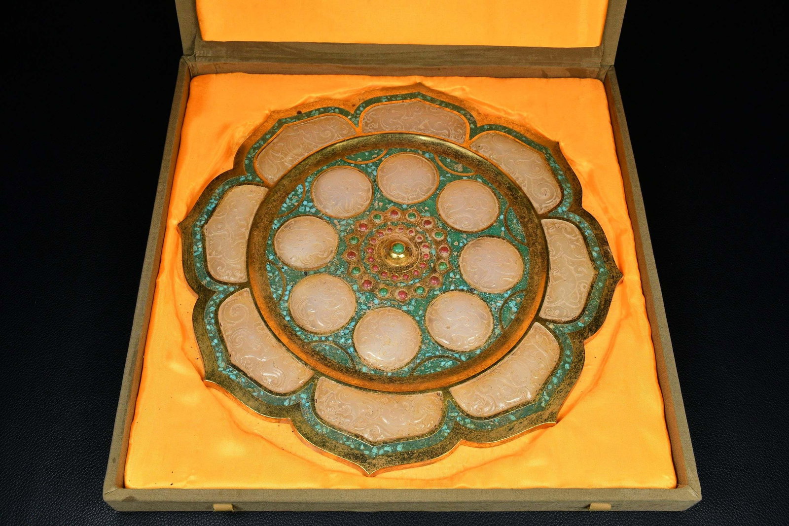 An Exquisite Gilt Bronze Inlaid White Jade Round Mirror: An Exquisite Gilt Bronze Inlaid White Jade Round Mirror the Warring States period in China Diameter Size:30.5cmx0.7cm Weight:2074g (The Dimensions Of All Batches Are Manually Measured.If You Need More