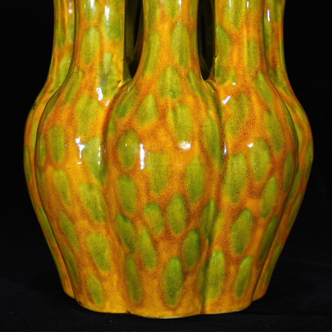 An Exquisite Yellow Glazed Vase - 7