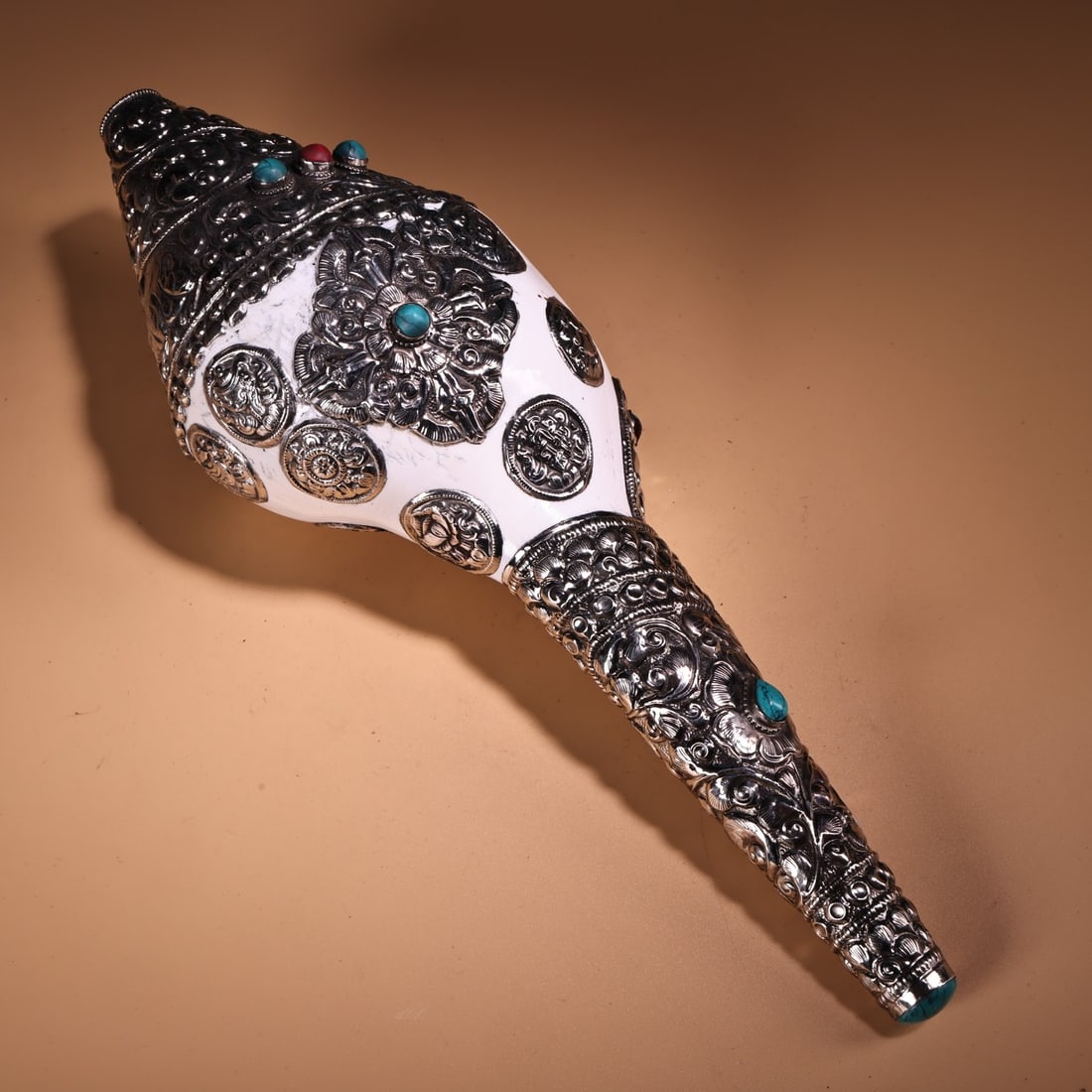 An Exquisite Conch Inlaid Silver Inlaid Gems Ornament: An Exquisite Conch Inlaid Silver Inlaid Gems Ornament Qing Dynasty, China Size:26cmx11cm Weight:620g (The Dimensions Of All Batches Are Manually Measured.If You Need More Detailed Information, Please