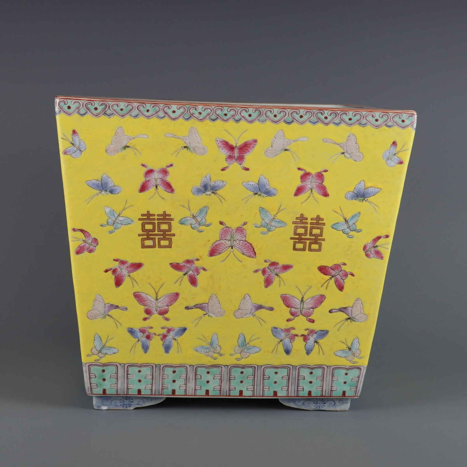 An Exquisite Famille-Rose Butterfly Pattern Basin: An Exquisite Famille-Rose Butterfly Pattern Basin Qing Dynasty, China ???????Size:25cmx27.8cmx22cm (The Dimensions Of All Batches Are Manually Measured.If You Need More Detailed Information, Please