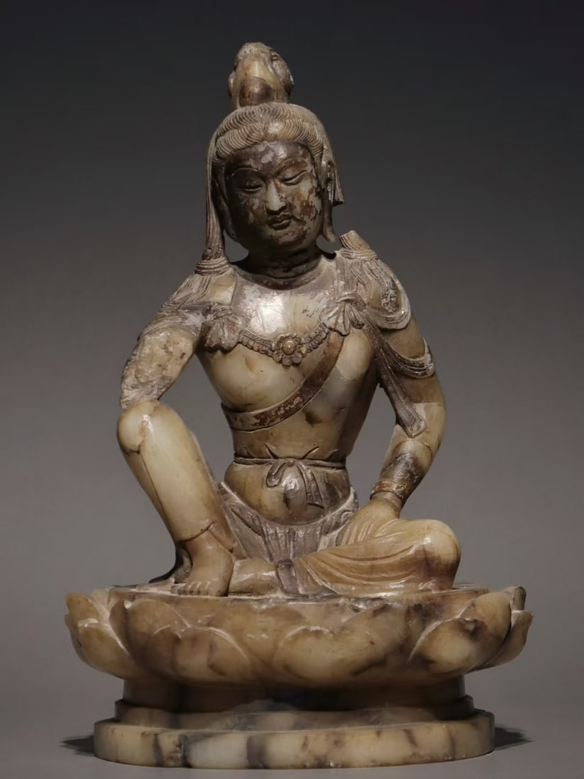 An Exquisite Agalmatolite Statue of Bodhisattva: An Exquisite Agalmatolite Statue of Bodhisattva Liao Dynasty, China Size:23cm (The Dimensions Of All Batches Are Manually Measured.If You Need More Detailed Information, Please Contact Our Customer