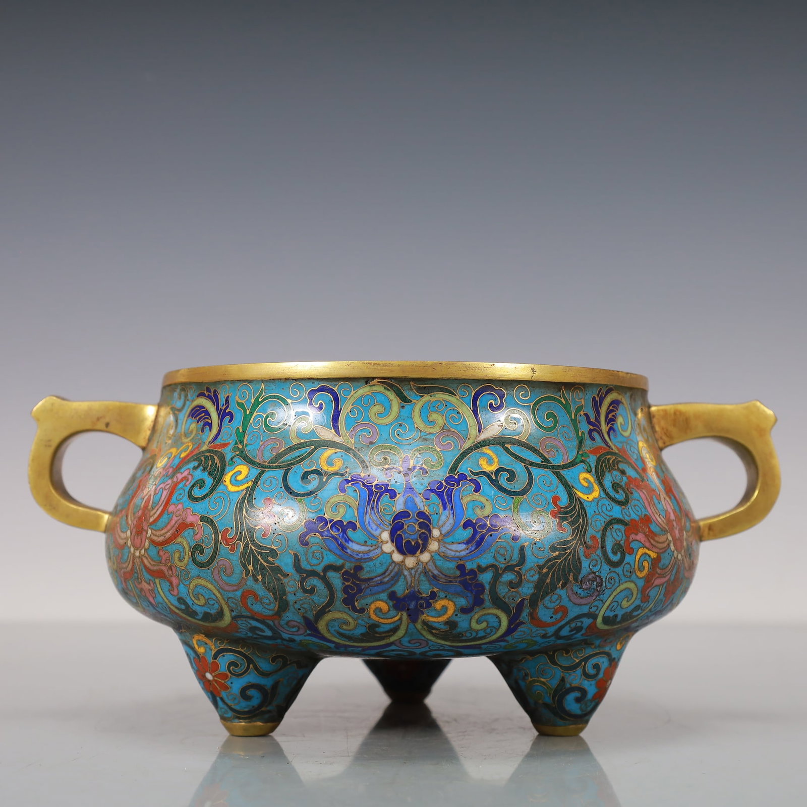 An Exquisite Cloisonne Gilt Bronze Lotus Pattern Flower Pattern Double-Ears Tripod Censer: An Exquisite Cloisonne Gilt Bronze Lotus Pattern Flower Pattern Double-Ears Tripod Censer Qing Dynasty, China Qianlong Four-character MarkSize:14cmx17cmx10.5cm Weight:2500g (The Dimensions Of All