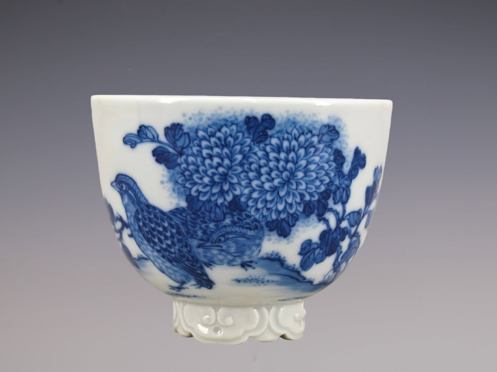 An Exquisite Blue and White Flower and Bird Pattern Cup: An Exquisite Blue and White Flower and Bird Pattern Cup Qing Dynasty, China Yongzheng Four-character Mark Size:5.3cmx6.5cm (The Dimensions Of All Batches Are Manually Measured.If You Need More