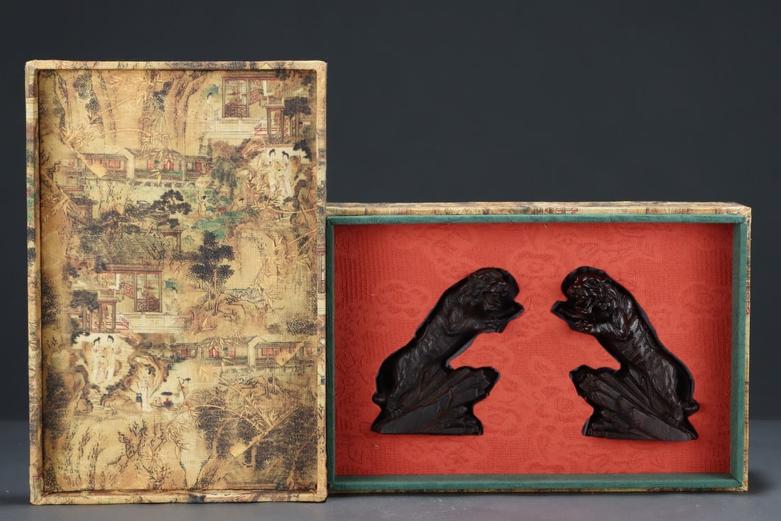 A Pair of Exquisite Eaglewood Tiger Ornament: A Pair of Exquisite Eaglewood Tiger Ornament Qing Dynasty, China Qianlong Six-character Mark Size:12.5cmx5cmx13.8cm (The Dimensions Of All Batches Are Manually Measured.If You Need More Detailed Infor