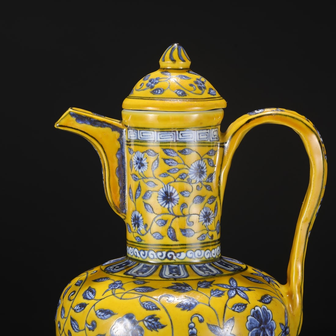 An Exquisite Blue and White Lotus Pattern Ewer - 3