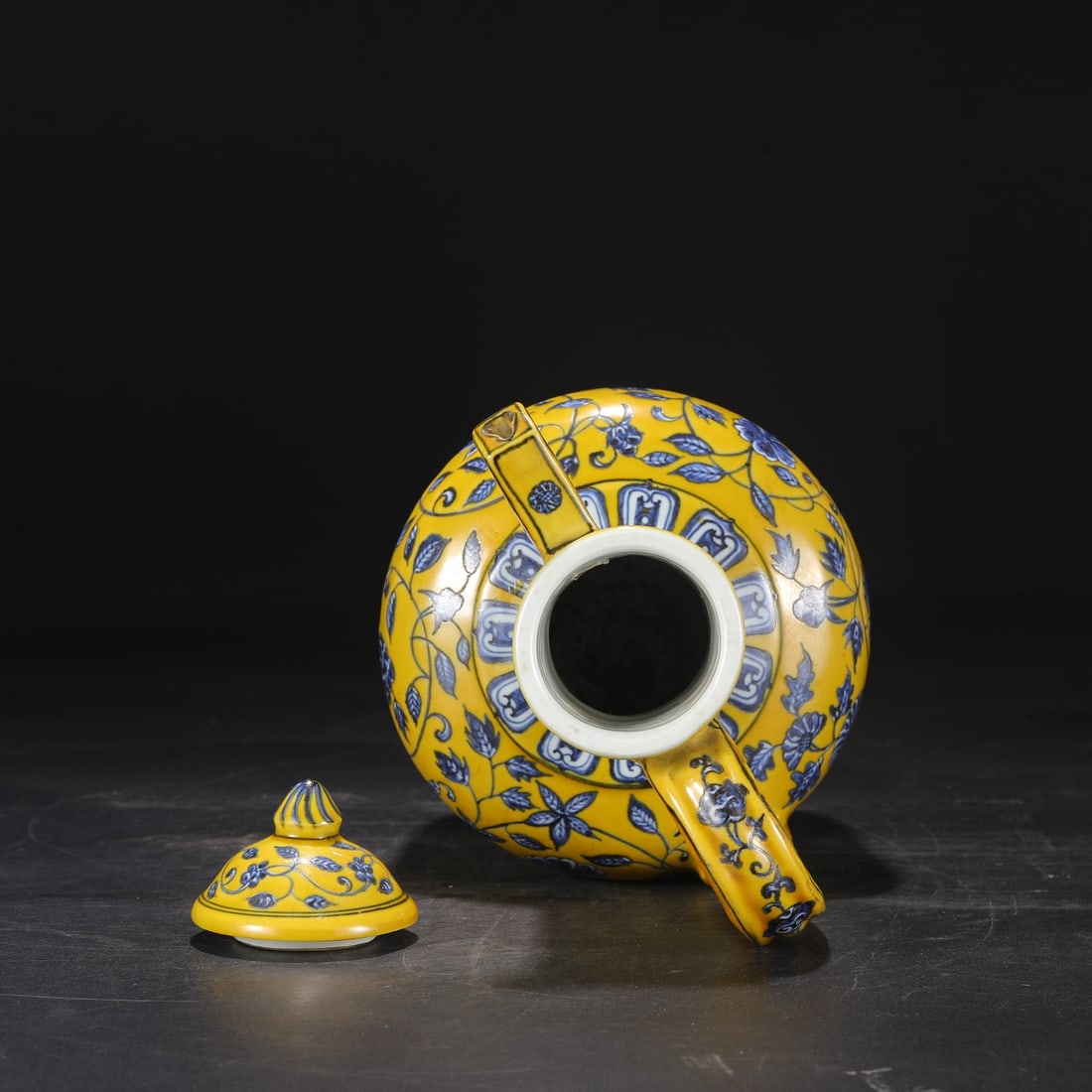 An Exquisite Blue and White Lotus Pattern Ewer - 5