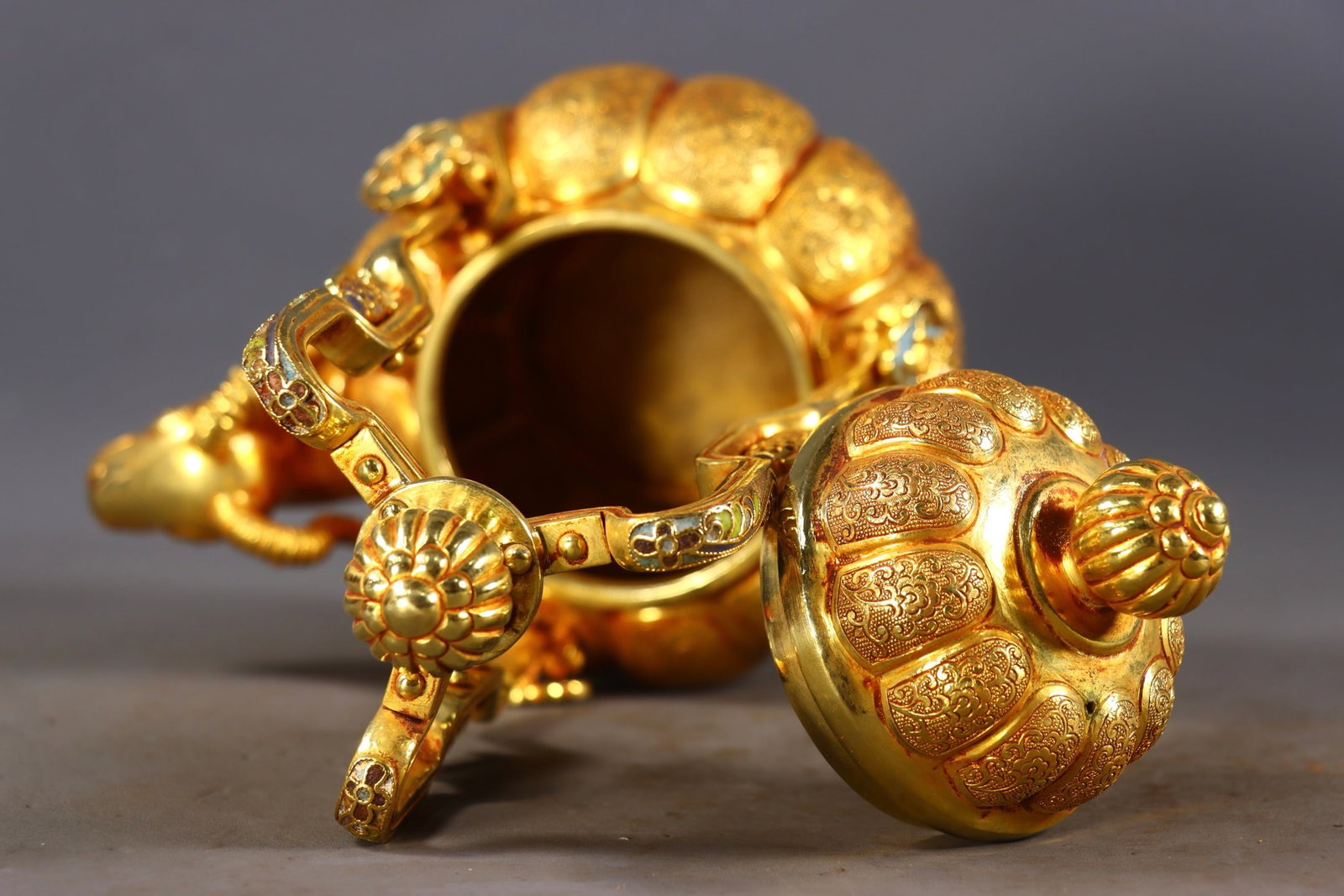An Exquisite Gilt Bronze Flower Pattern Ewer - 7
