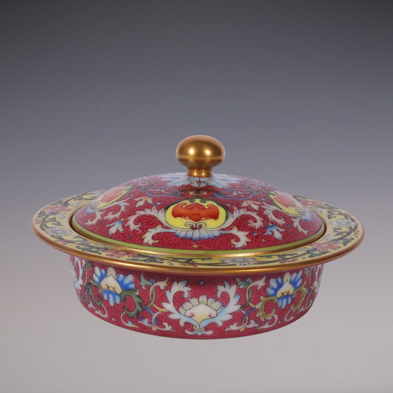 An Exquisite Famille-Rose Ruby Red-Glazed Lotus Pattern Box: An Exquisite Famille-Rose Ruby Red-Glazed Lotus Pattern Box Qing Dynasty, China Qianlong Six-character Mark Size:8cmx15.2cm (The Dimensions Of All Batches Are Manually Measured.If You Need More