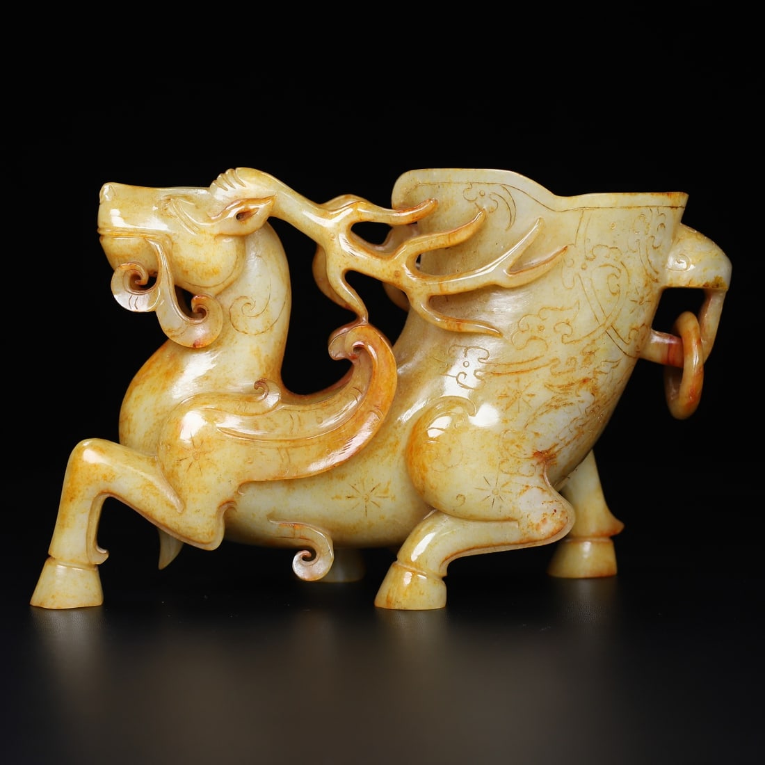 An Exquisite White Jade Deer-Shaped Cup: An Exquisite White Jade Deer-Shaped Cup Han Dynasty, China Size:23.2cm14.3cmx8.3cm Weight:1.945kg (The Dimensions Of All Batches Are Manually Measured.If You Need More Detailed Information, Please