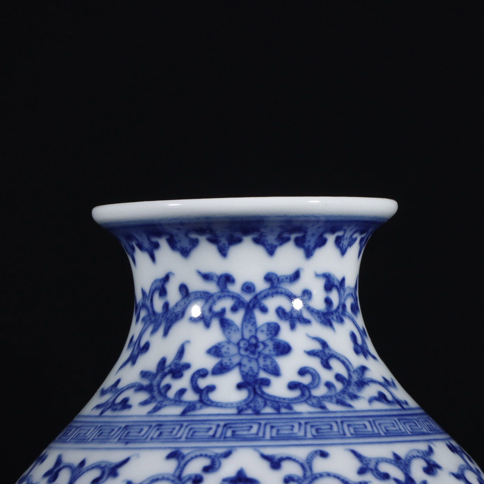 An Exquisite Blue and White Lotus Pattern Vase - 3