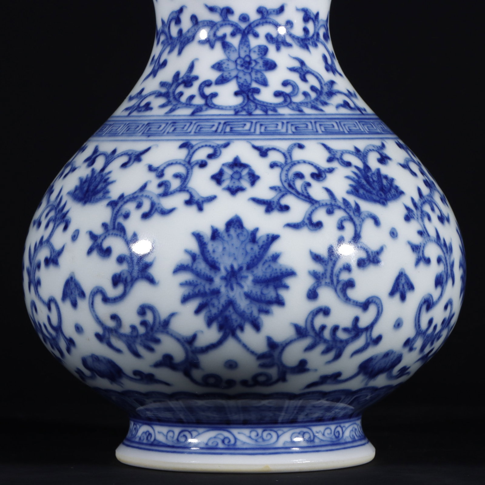 An Exquisite Blue and White Lotus Pattern Vase - 4