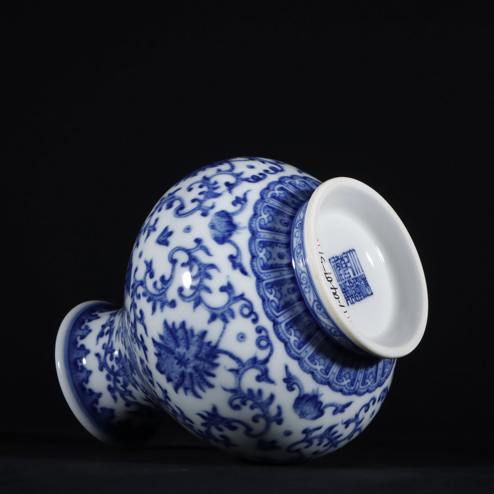 An Exquisite Blue and White Lotus Pattern Vase - 7