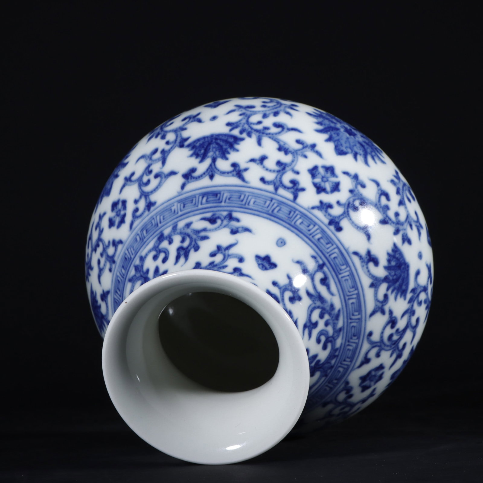 An Exquisite Blue and White Lotus Pattern Vase - 8