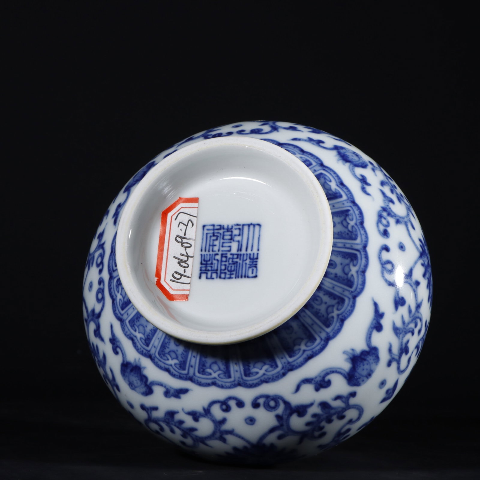 An Exquisite Blue and White Lotus Pattern Vase - 9