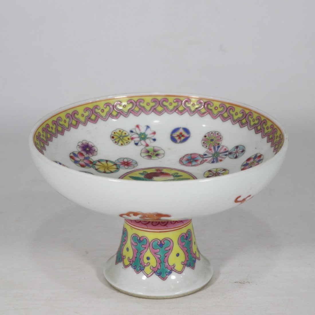 An Exquisite Famille-Rose Bats and Peach Pattern Plate: An Exquisite Famille-Rose Bats and Peach Pattern Plate Qing Dynasty, China Qianlong Six-character Mark Size:10.5cmx17cm (The Dimensions Of All Batches Are Manually Measured.If You Need More Detailed