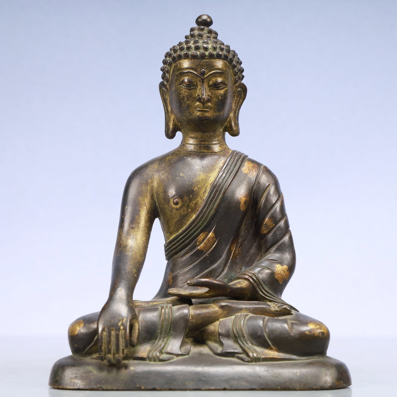 A Exquisite Gilt Bronze Statue of Sakyamuni: A Exquisite Gilt Bronze Statue of Sakyamuni Ming Dynasty, China Size:14cmx9.5cmx19cm Weight:1850g (The Dimensions Of All Batches Are Manually Measured.If You Need More Detailed Information, Please
