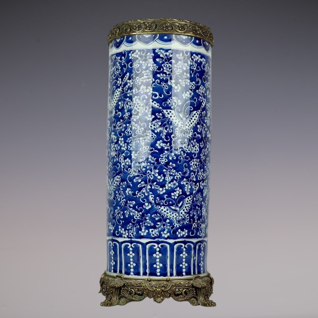 An Exquisite Blue and White Inlaid Bronze Flower and Butterfly Pattern Brush Pot: An Exquisite Blue and White Inlaid Bronze Flower and Butterfly Pattern Brush Pot Qing Dynasty, China Size:58cmx24.5cm (The Dimensions Of All Batches Are Manually Measured.If You Need More Detailed