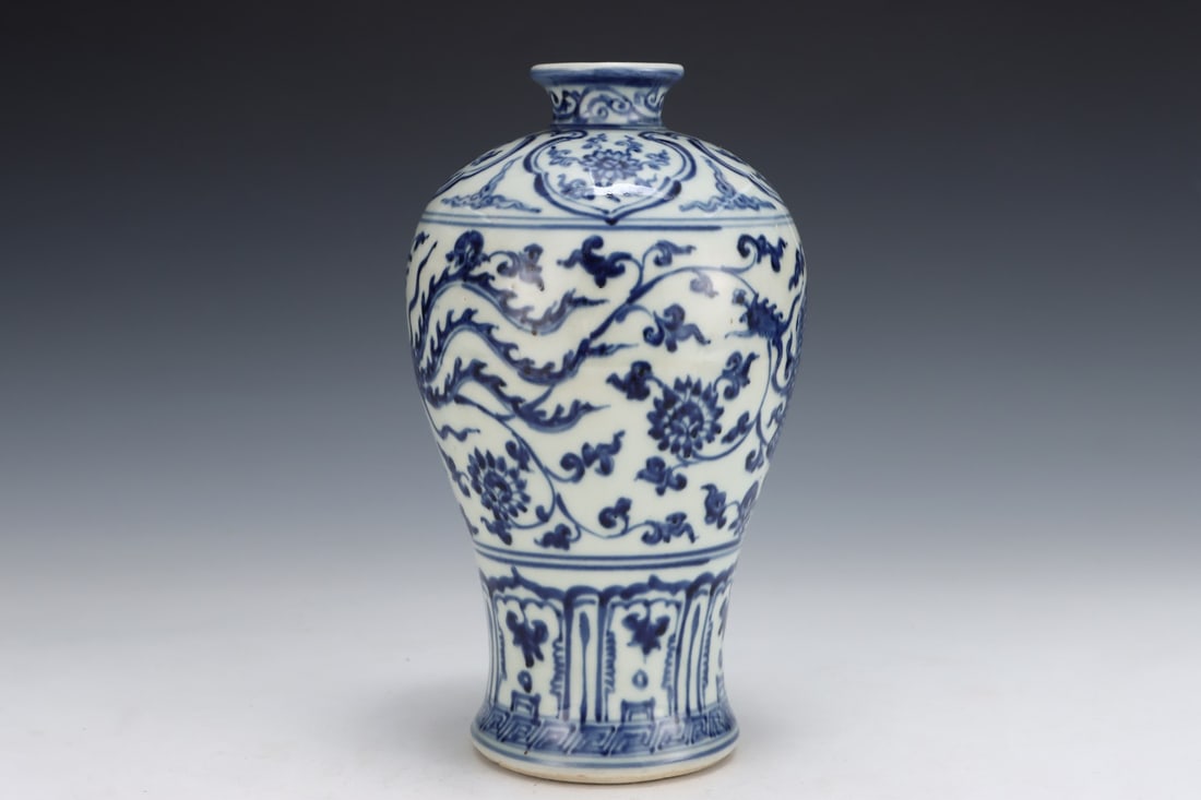 An Exquisite Blue and White Phoenix Pattern Lotus Pattern Vase - 3