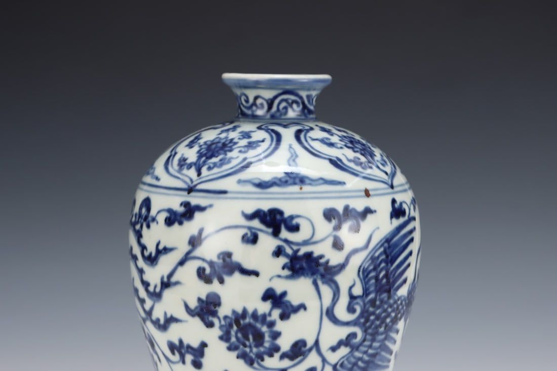 An Exquisite Blue and White Phoenix Pattern Lotus Pattern Vase - 5