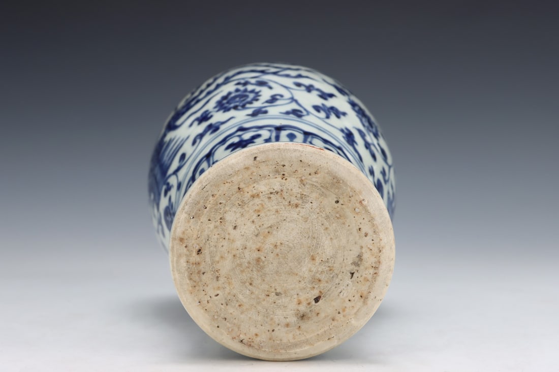 An Exquisite Blue and White Phoenix Pattern Lotus Pattern Vase - 9