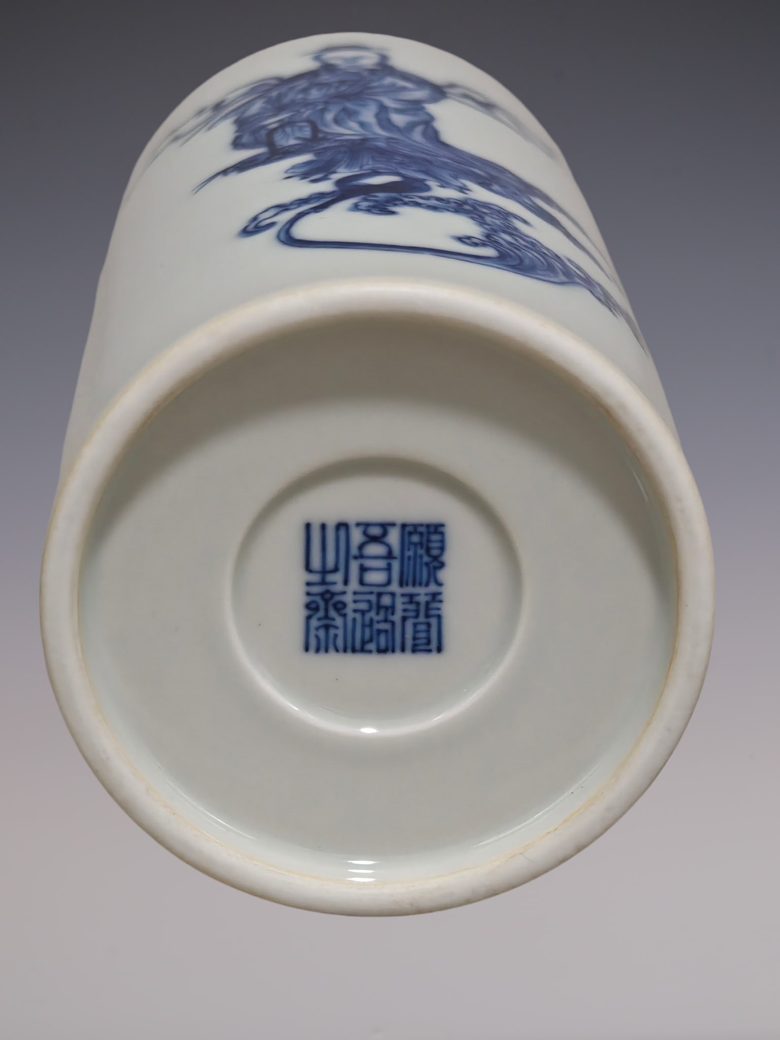 An Exquisite Blue and White Figure Pattern Brush Pot - 9
